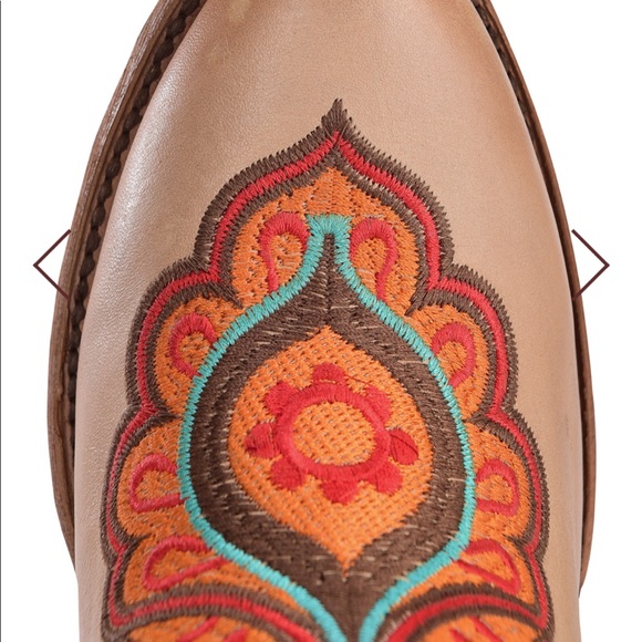 BRAND NEW corral booties embroidered - Picture 4 of 8